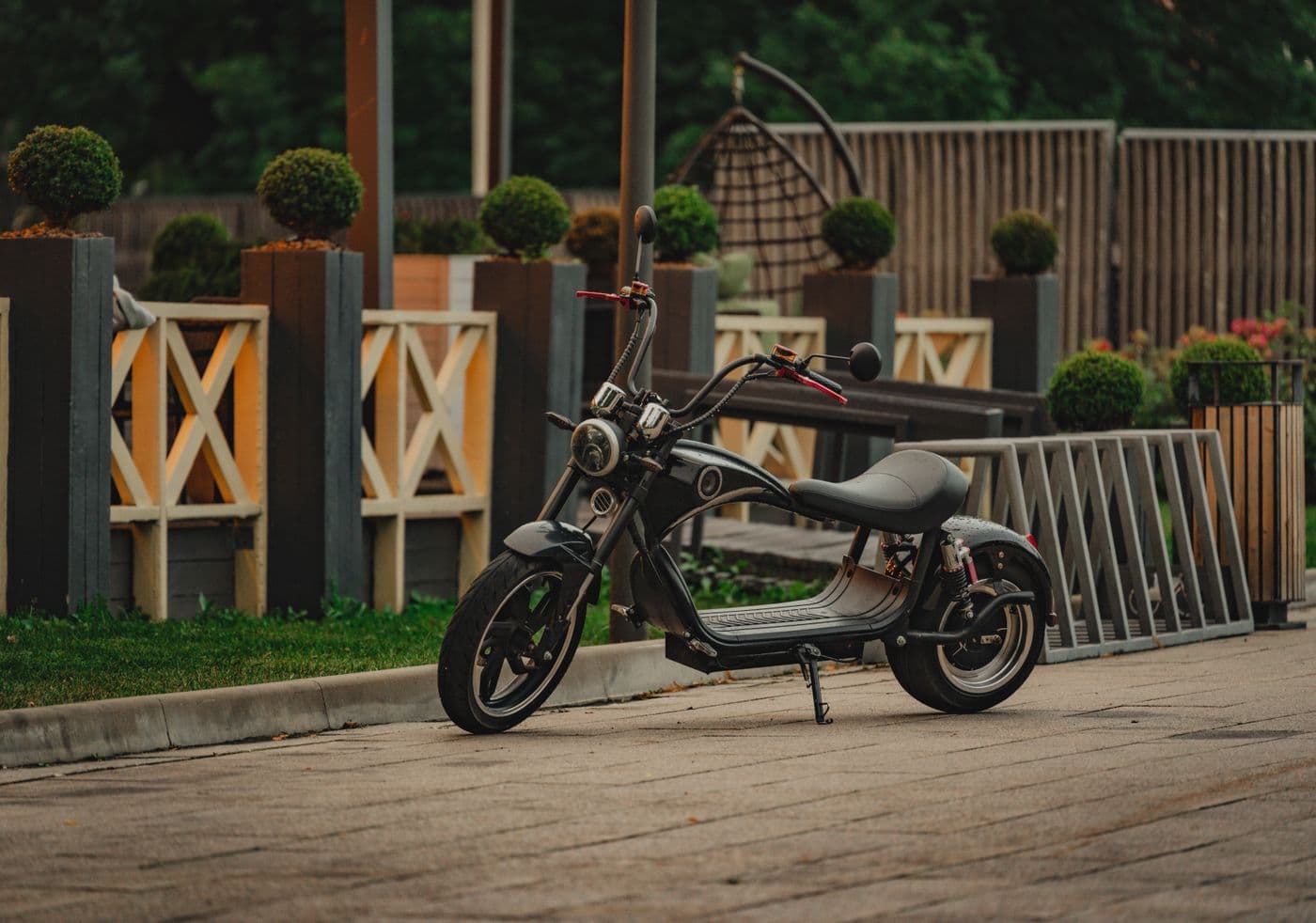 Moto eléctrica negra aparcada en una terraza urbana