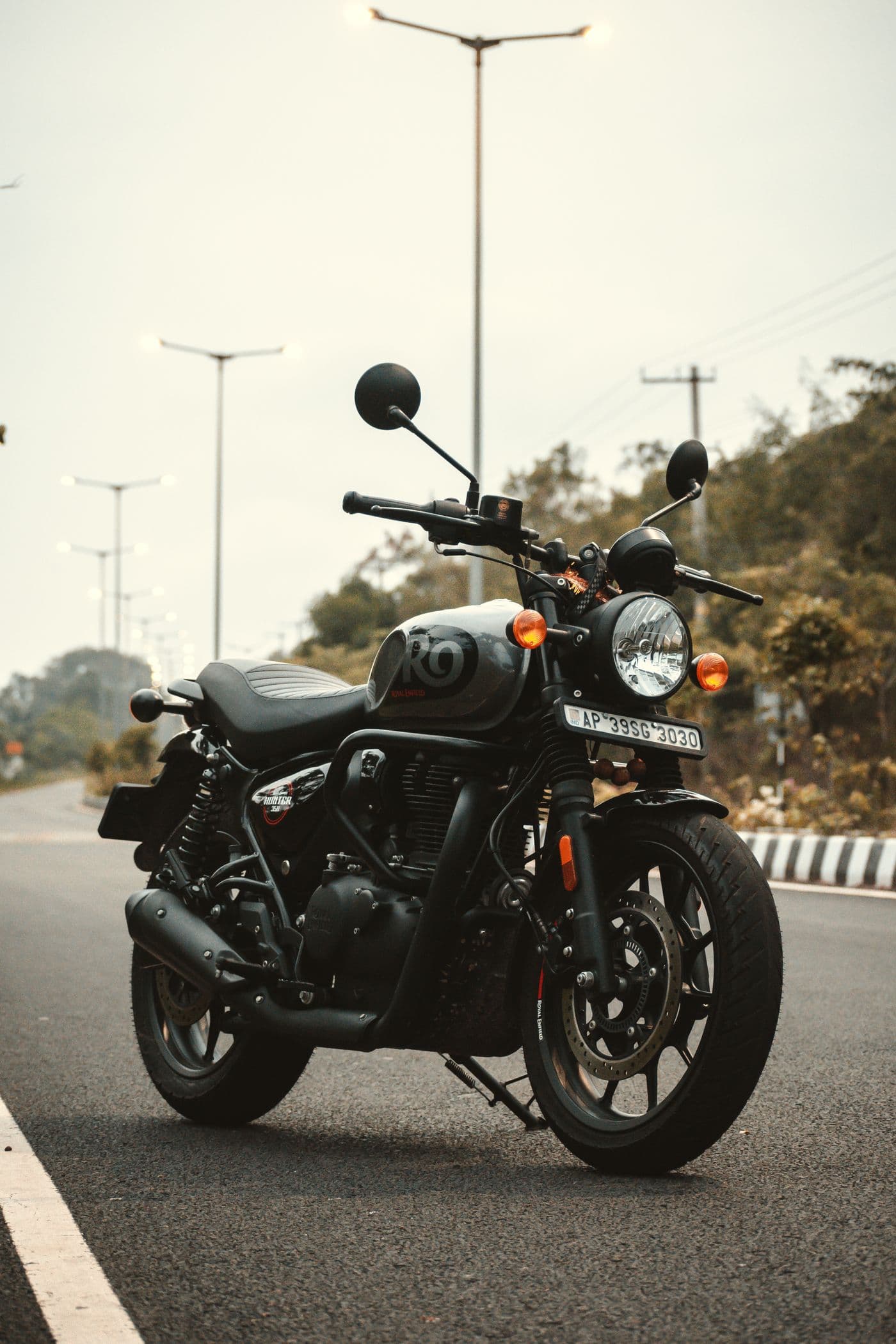 Moto naked negra aparcada en una carretera abierta